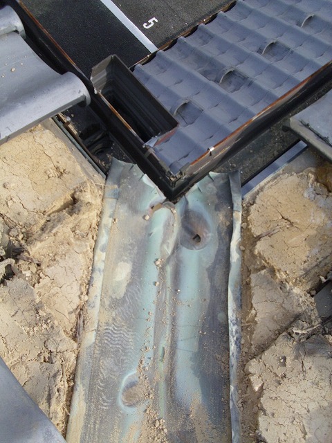 穴の開いた谷板金